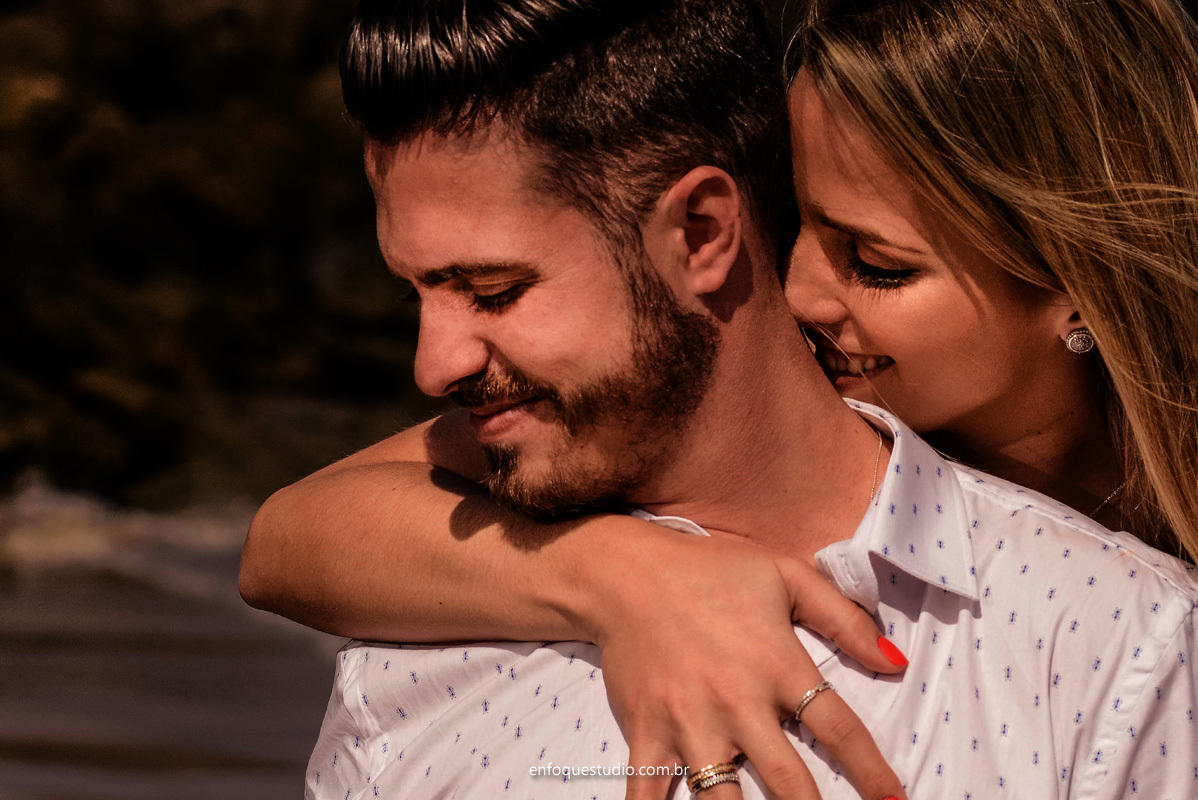 Foto do momento de entrega e muito amor com casal em close 