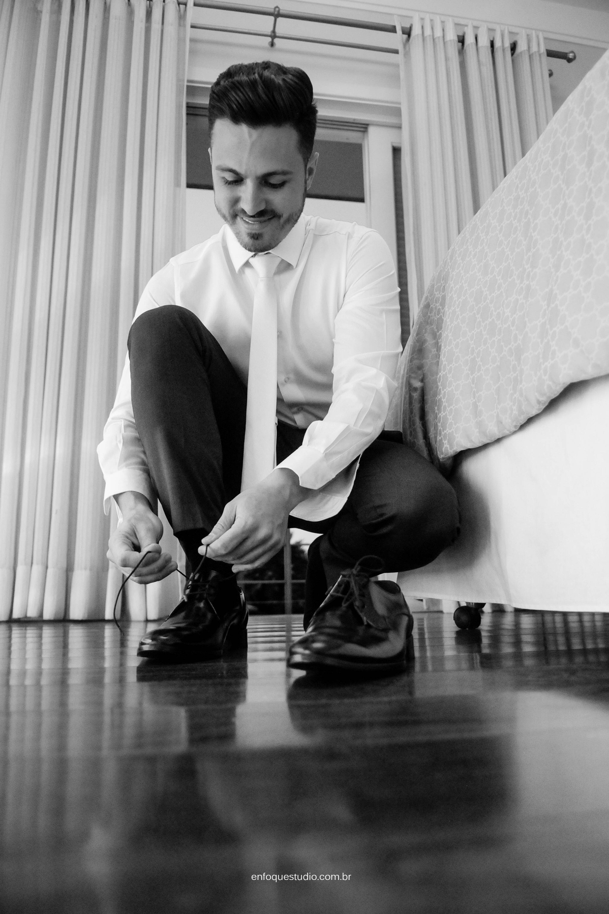 Noivo colocando sapato abaixado