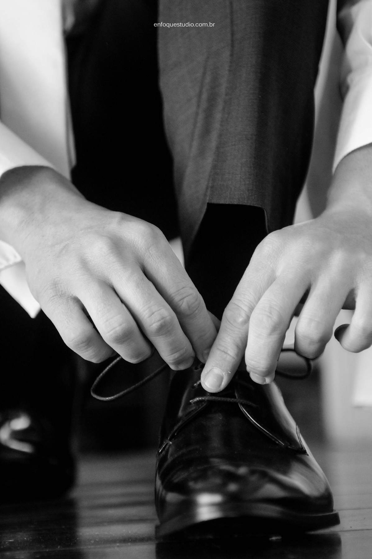 Detalhe noivo colocando sapato