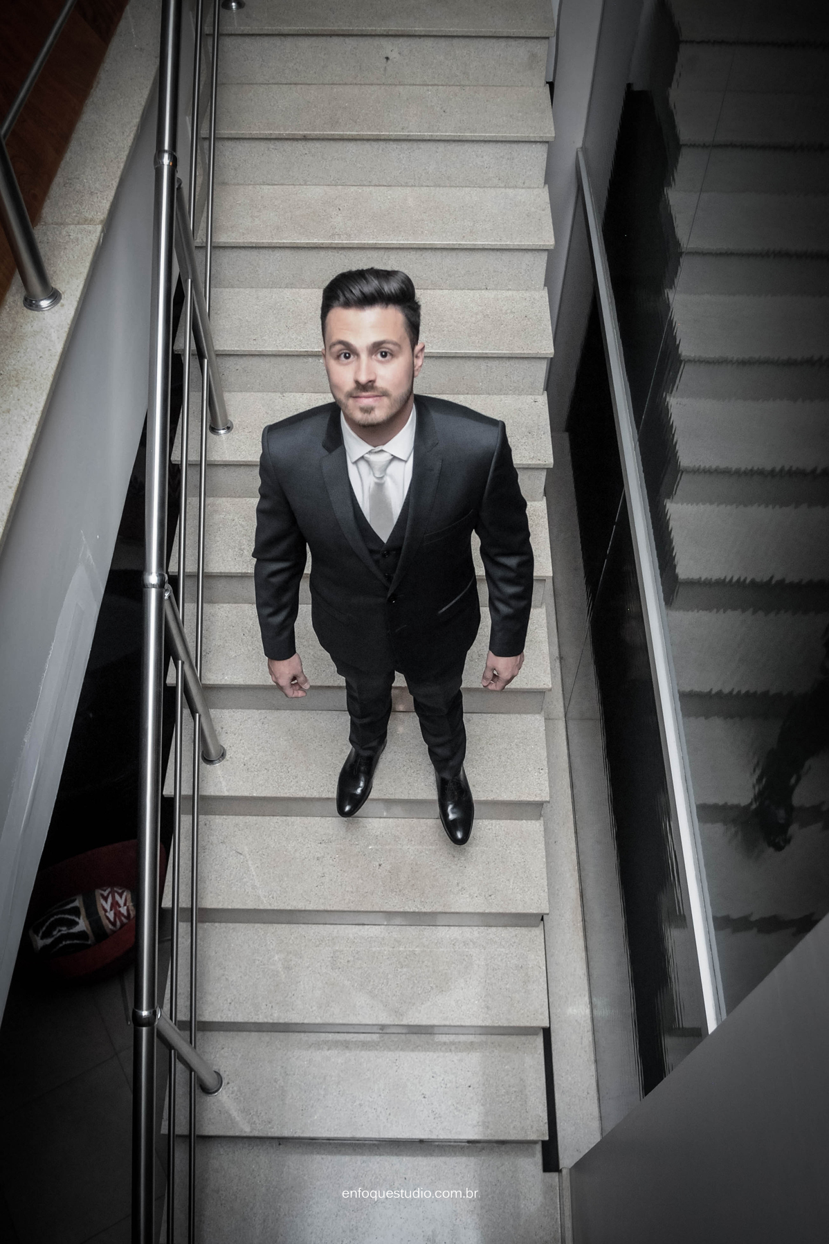 Noivo pronto para o casamento em escada