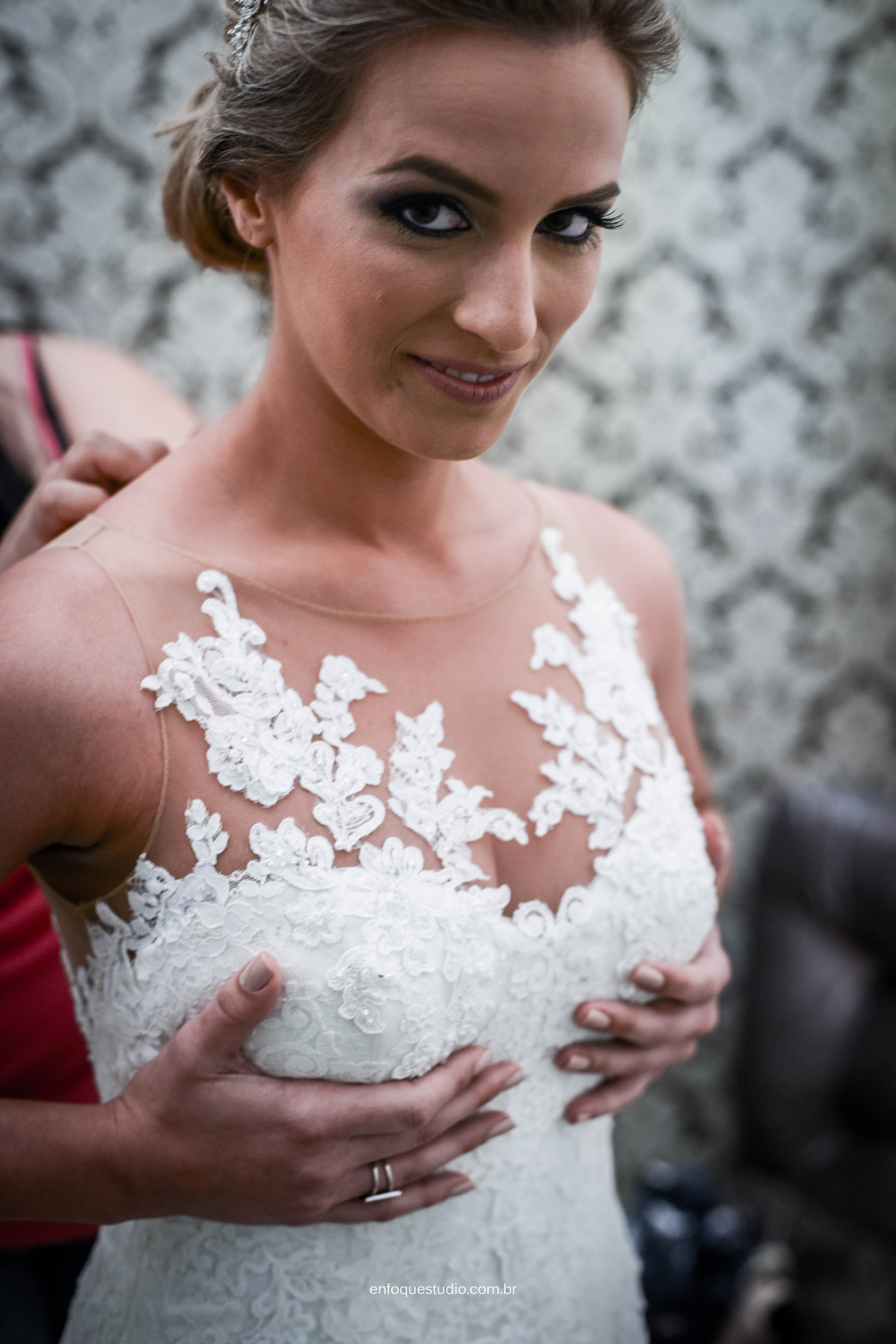 Foto de detalhe lindo de vestido de noiva