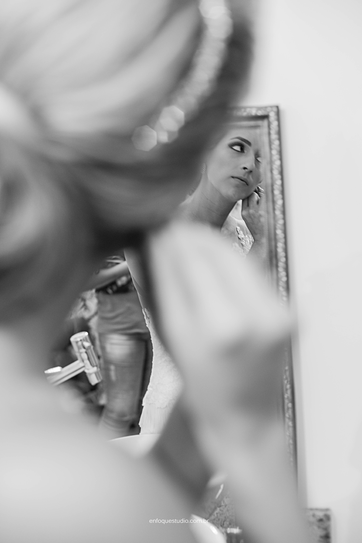 Noiva colocando brinco