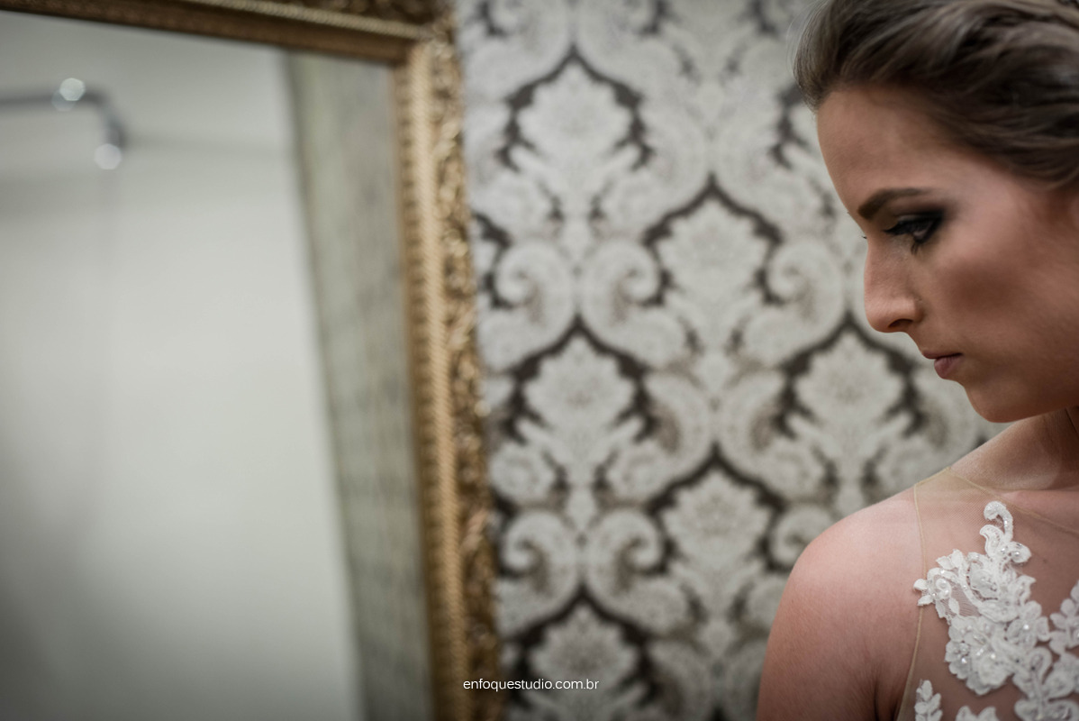 Detalhe de noiva no espelho