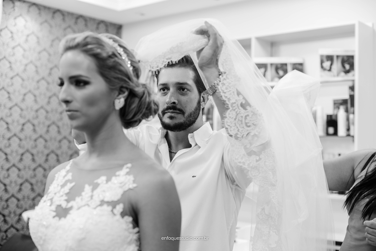 Foto de noiva colocando véu