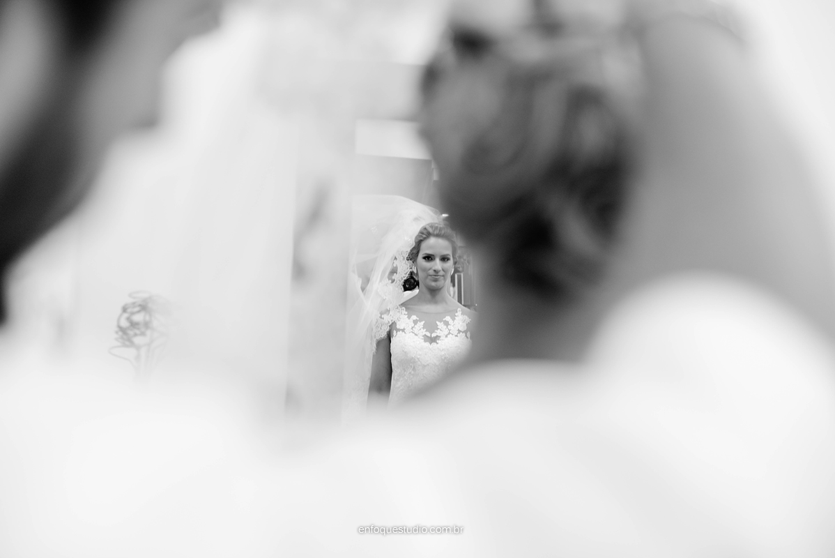 Foto de noiva em detalhe no espelho