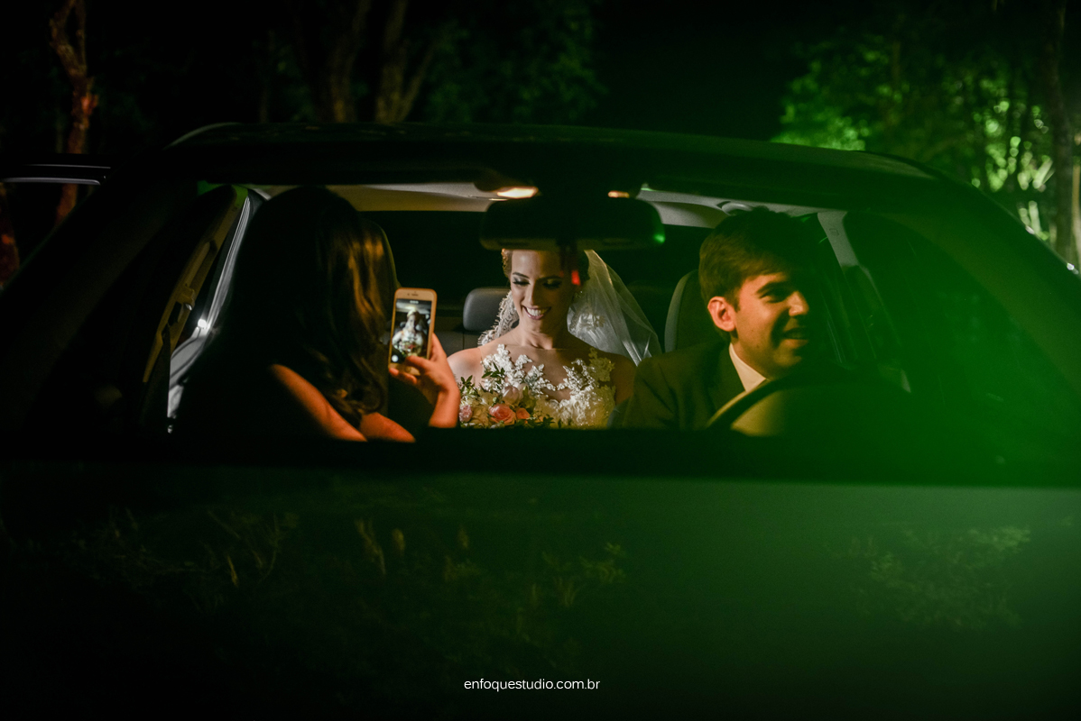 Foto de noiva no carro com o buquê