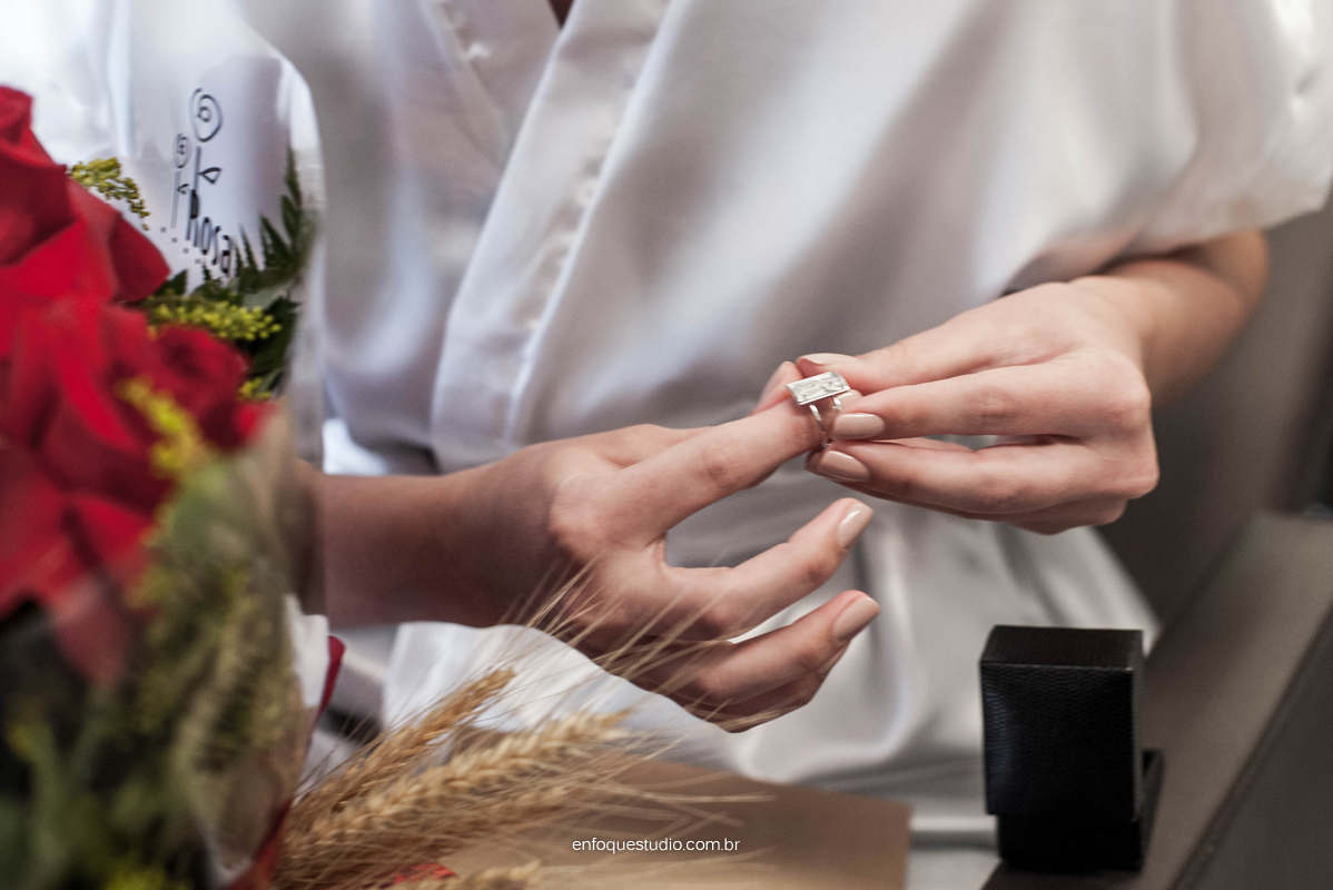 Presente no making of - noiva recebendo anel