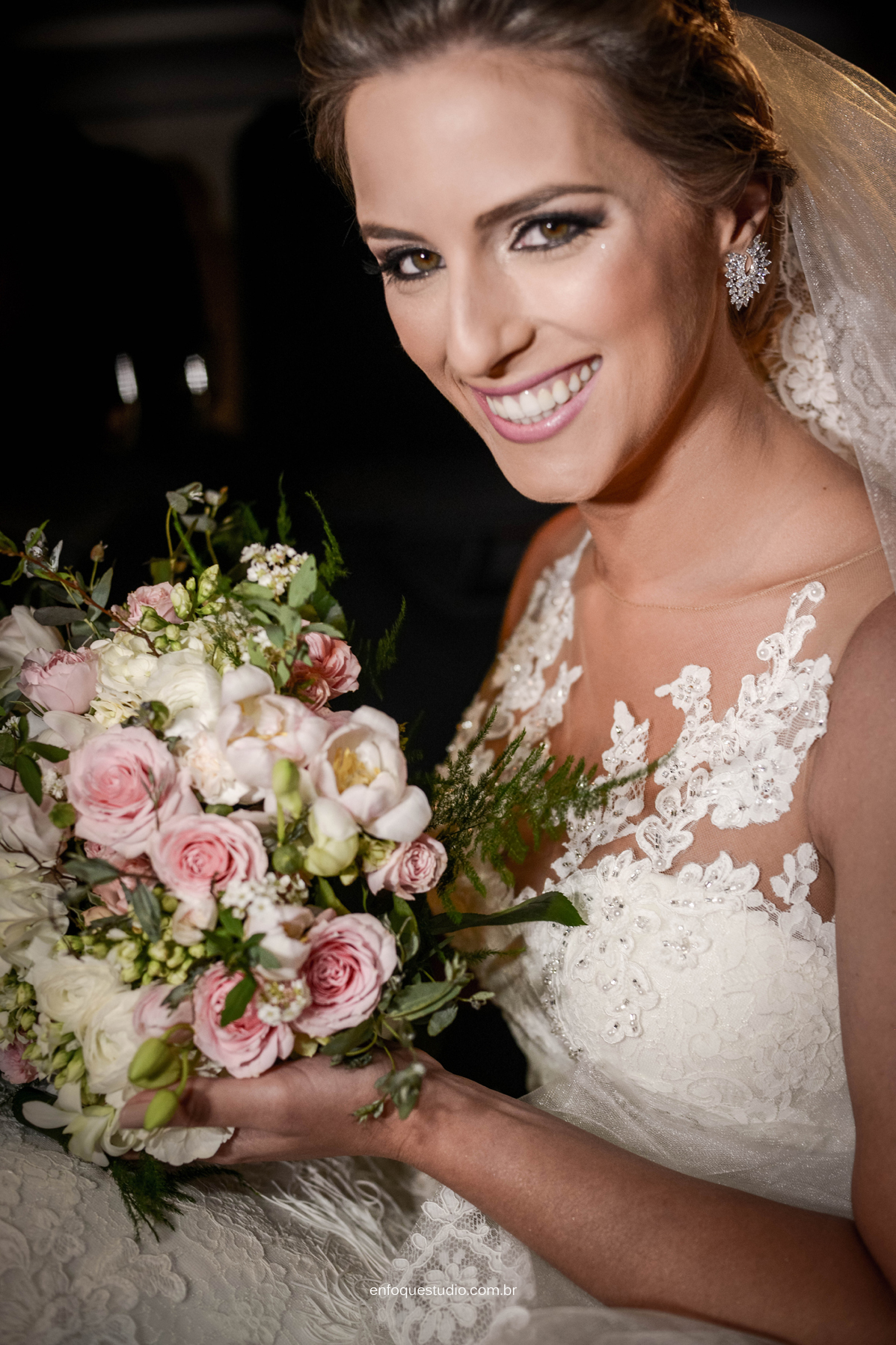 Noiva na saída do carro