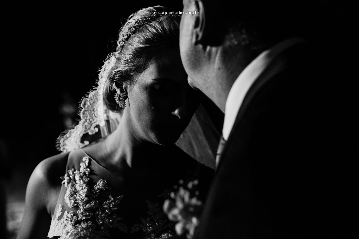 Beijo do pai na noiva antes da entrada da cerimônia