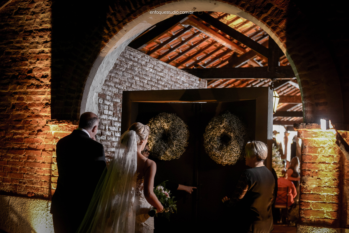 Noiva na porta para entrar na cerimônia