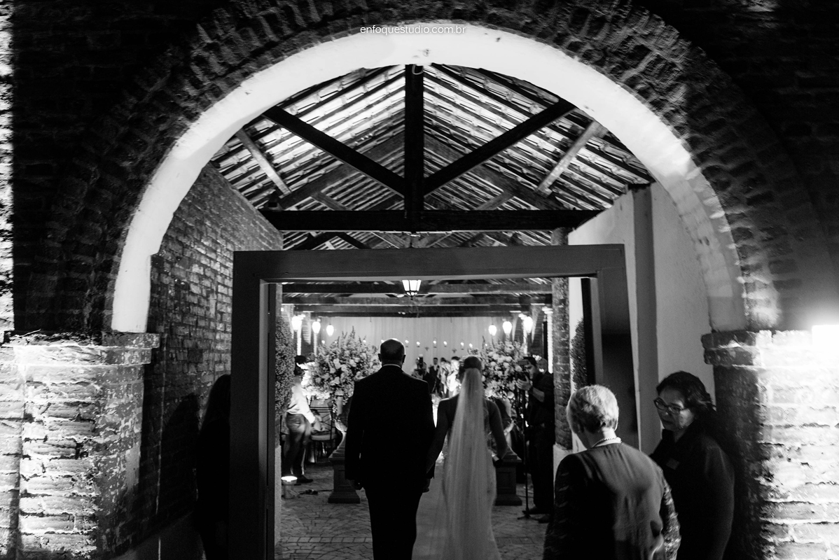 Momento único da entrada da noiva