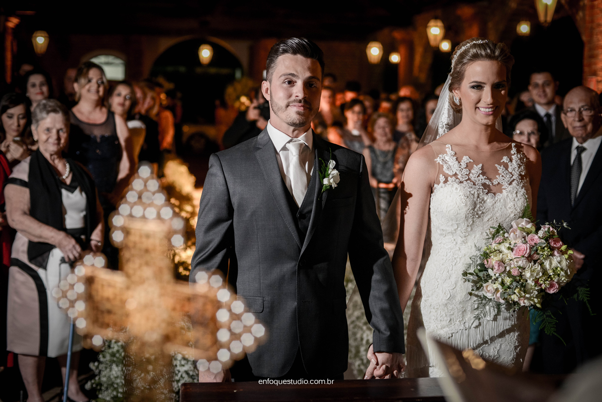 Foto noivo emocionado na entrada da noiva