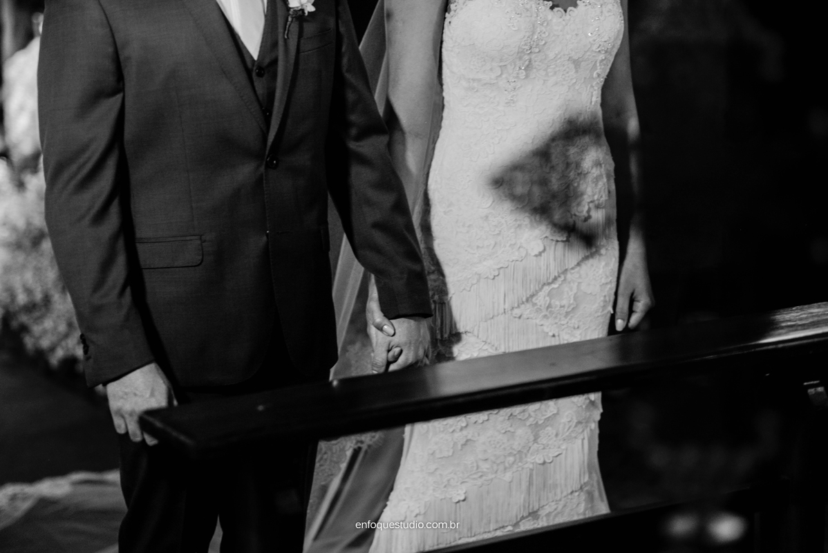 Foto de detalhe mão dos noivos