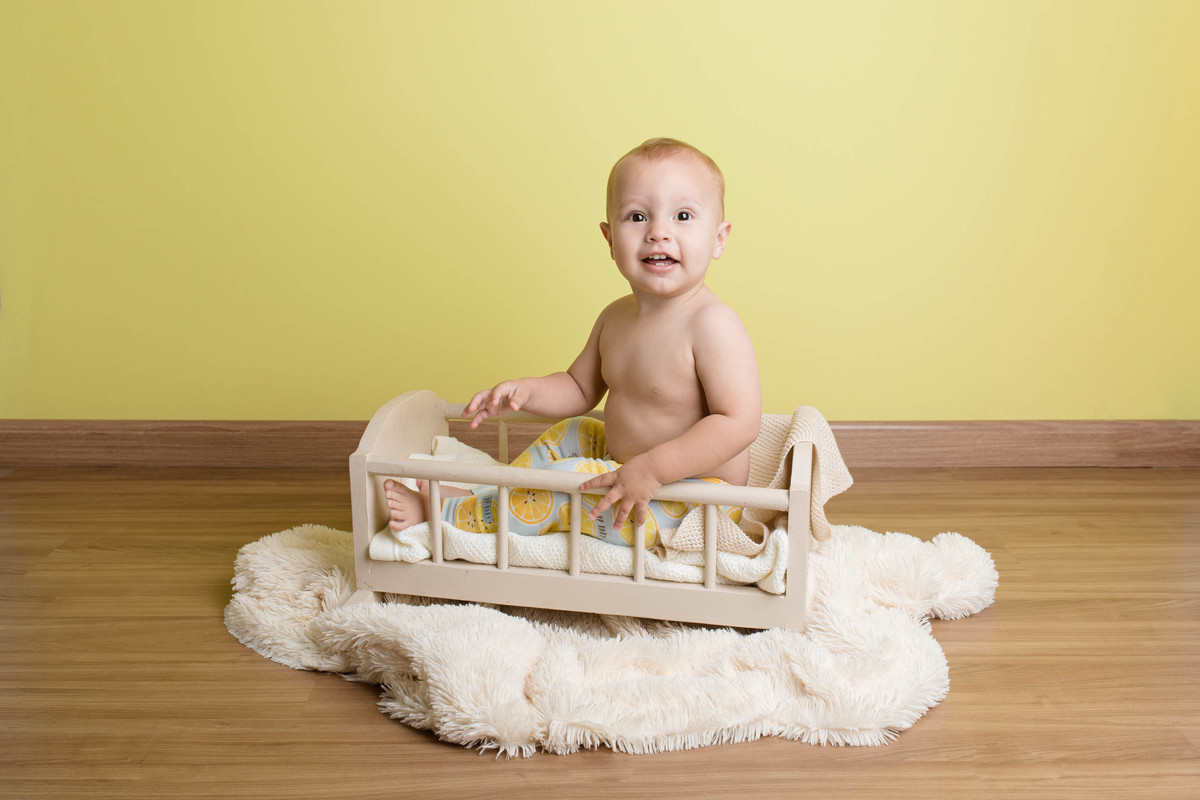 acompanhamento 12 meses berço deitado fundo amarelo