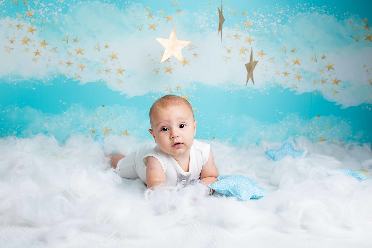 acompanhamento 06 meses fundo de estrela de bruço menino