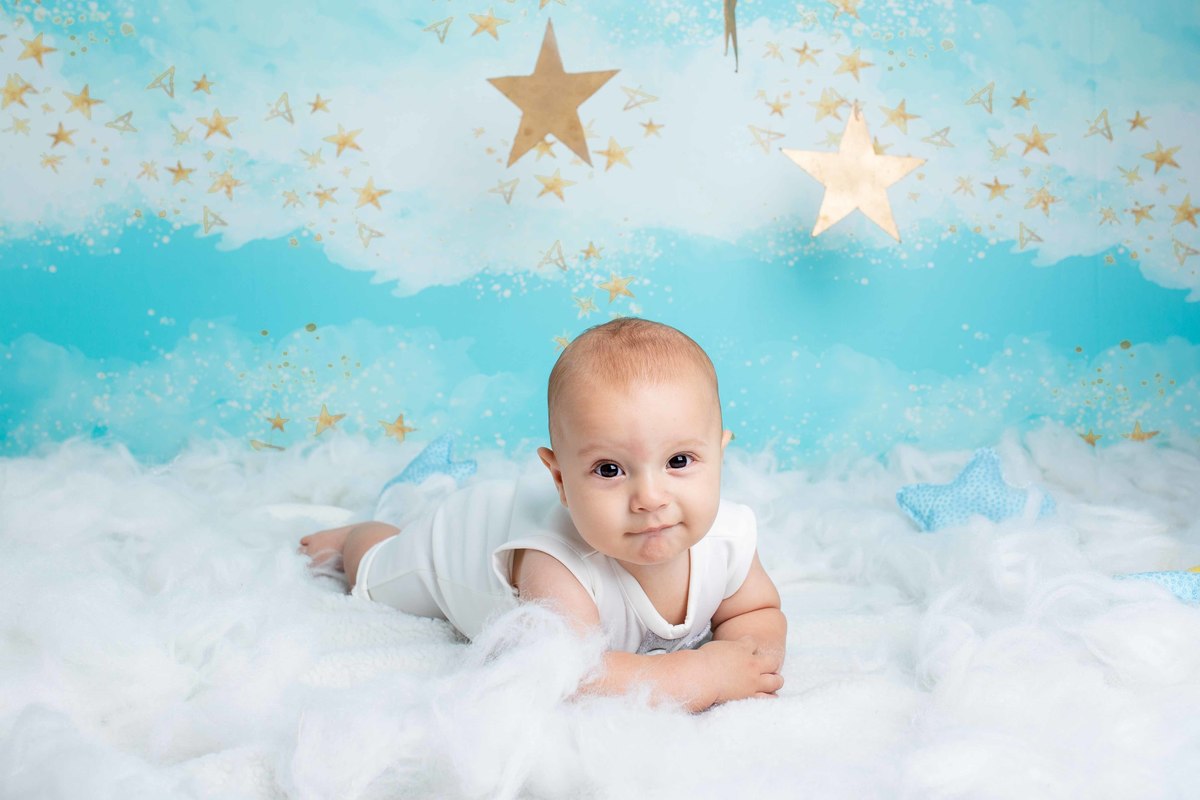 acompanhamento 06 meses fundo de estrela de bruço menino