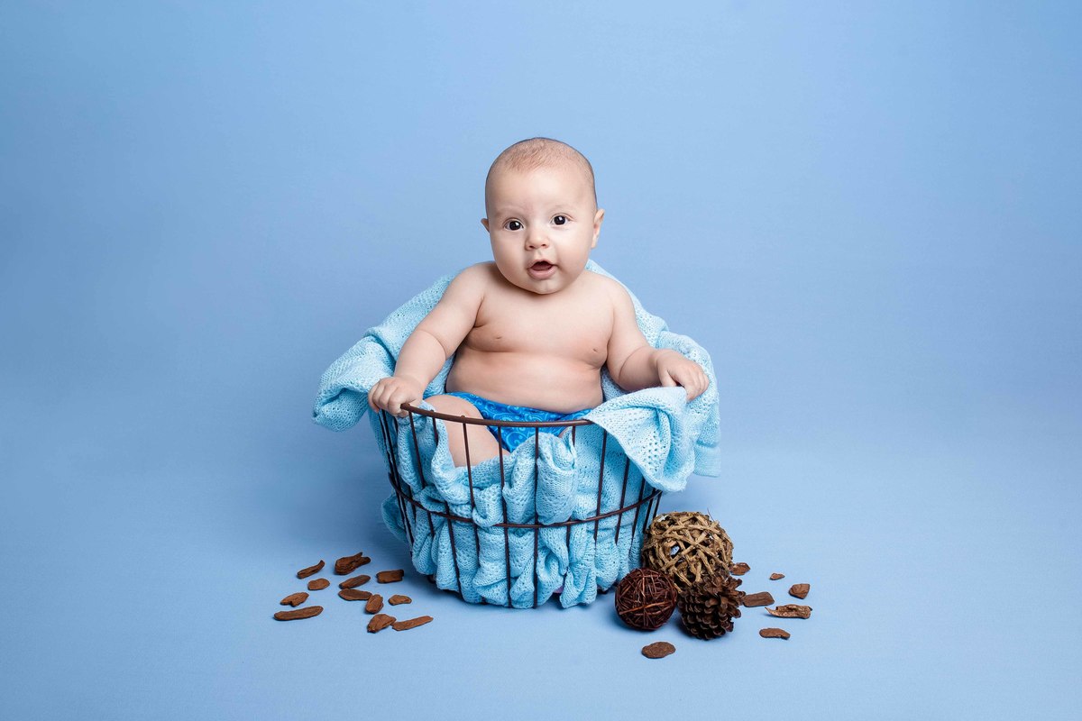 acompanhamento 03 meses fundo azul menino no cesto