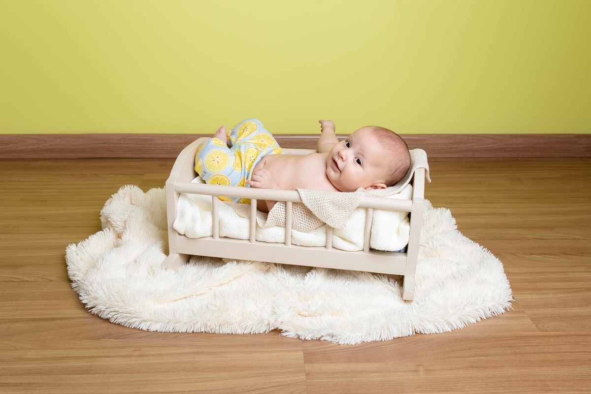 acompanhamento 03 meses berço deitado fundo amarelo