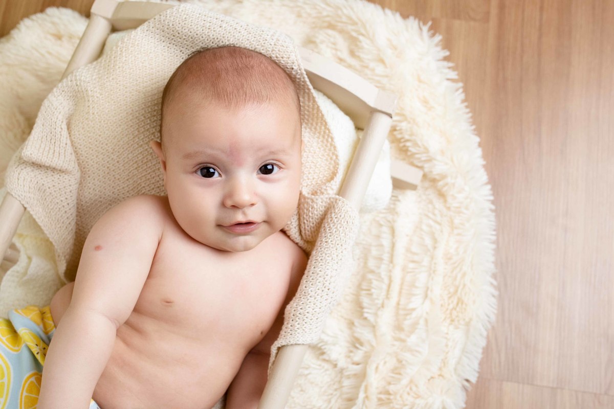 acompanhamento 03 meses berço deitado fundo amarelo