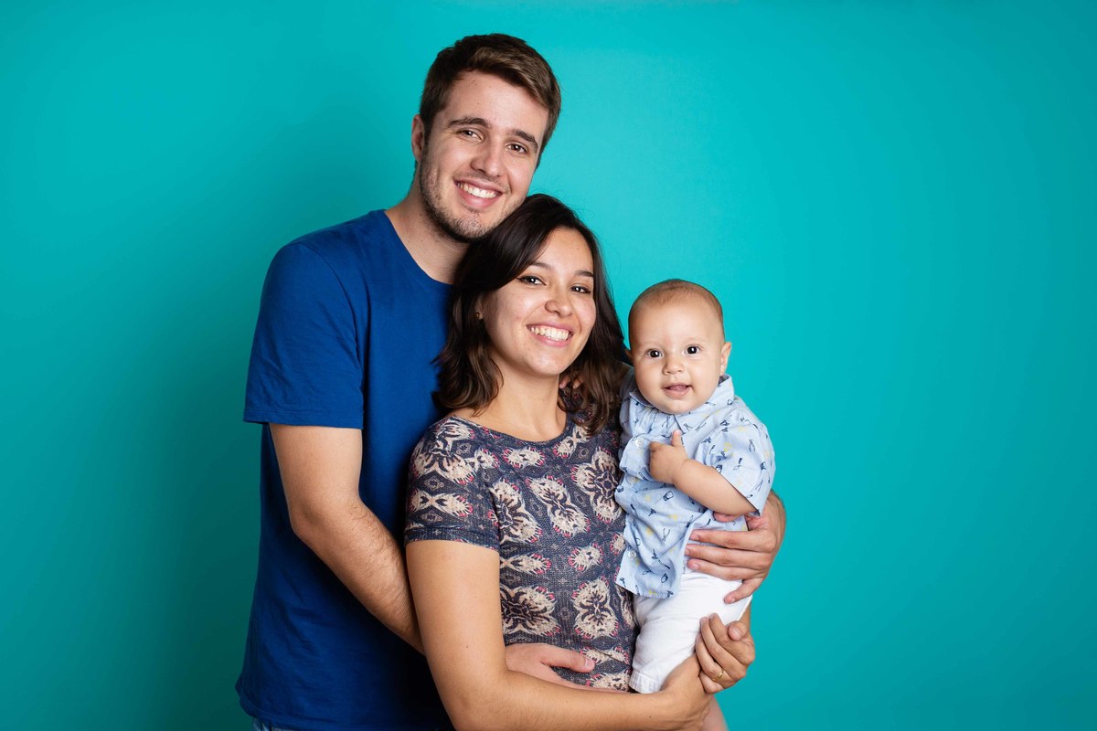 acompanhamento 06 meses fundo verde família pai e mãe