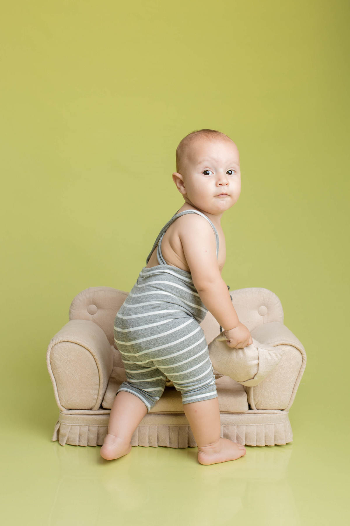 acompanhamento foto em pé no mini sofá