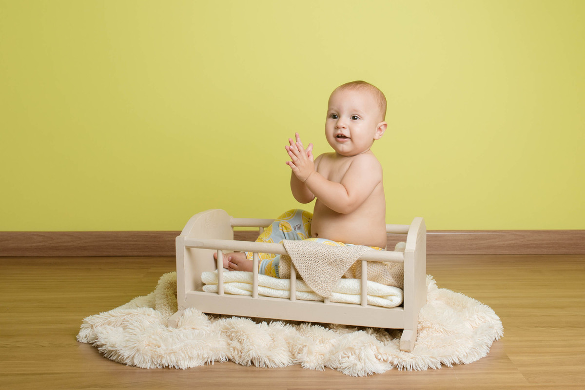 acompanhamento 09 meses berço deitado fundo amarelo