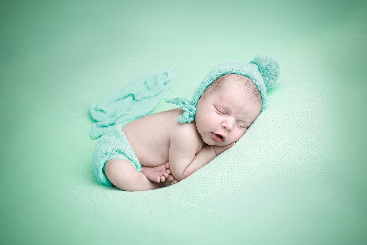 newborn fundo verde pose no puff