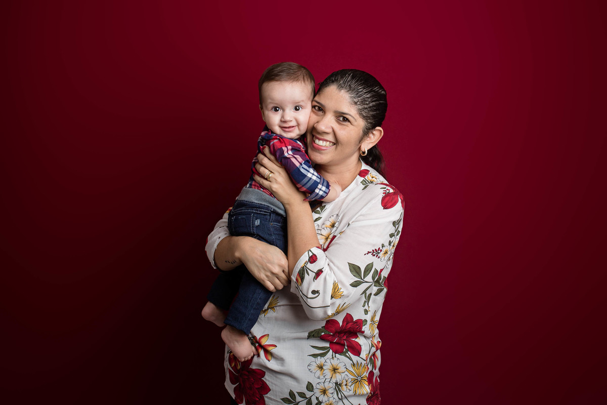 foto acompanhamento bebe com a mãe sorrindo