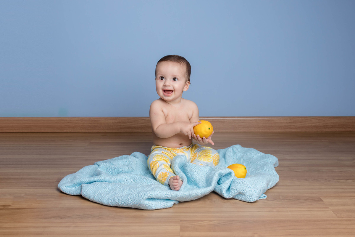 foto acompanhamento bebe sentado brincando