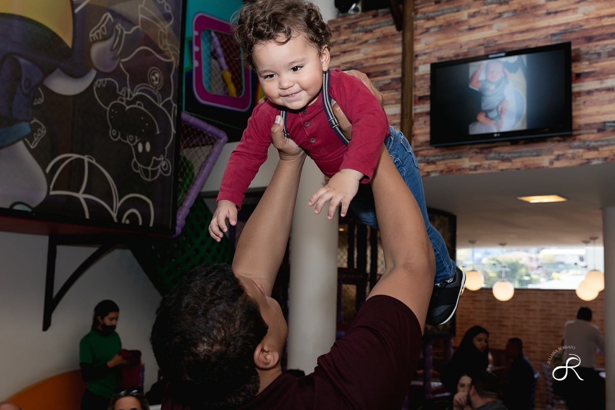 Comemoração do 1 ano do Bernardo com tema circo, decoração clean com cores pasteis e delicada