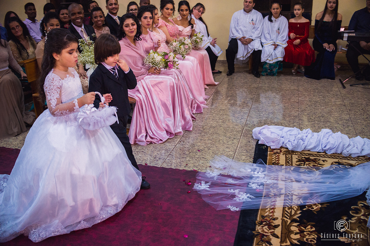 Os novinhos chegando para a entrega dos aneis. 