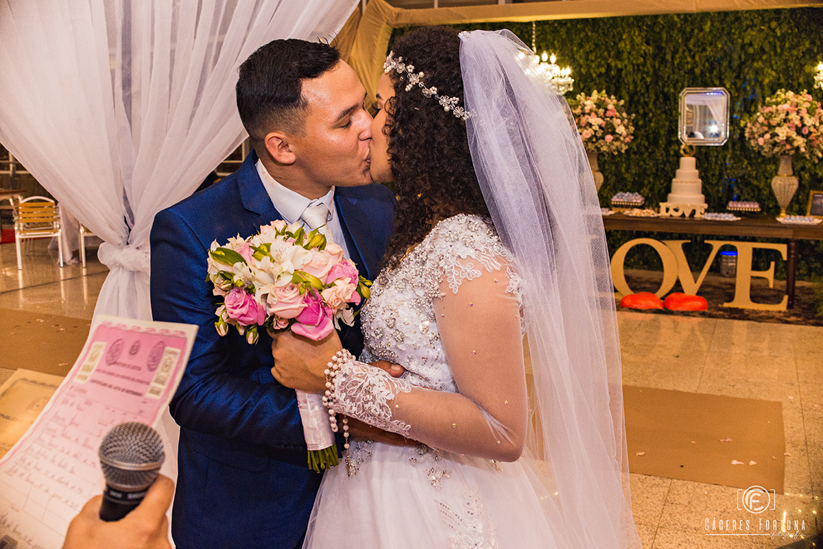 Aquele beijo de recém casados! 
Felicidades ao casal! 