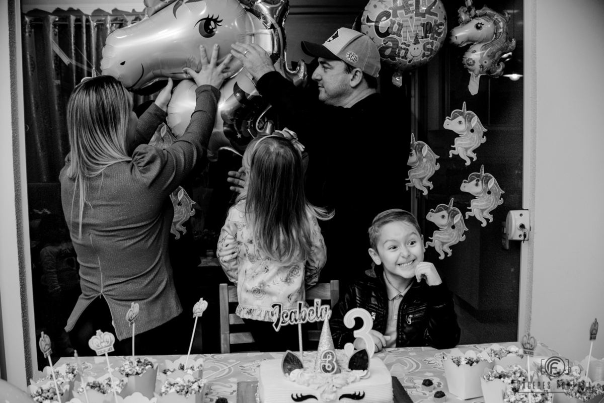 fotografia, Tudo mundo focado em arrumar o balão e o Kauã fazendo caretinhas