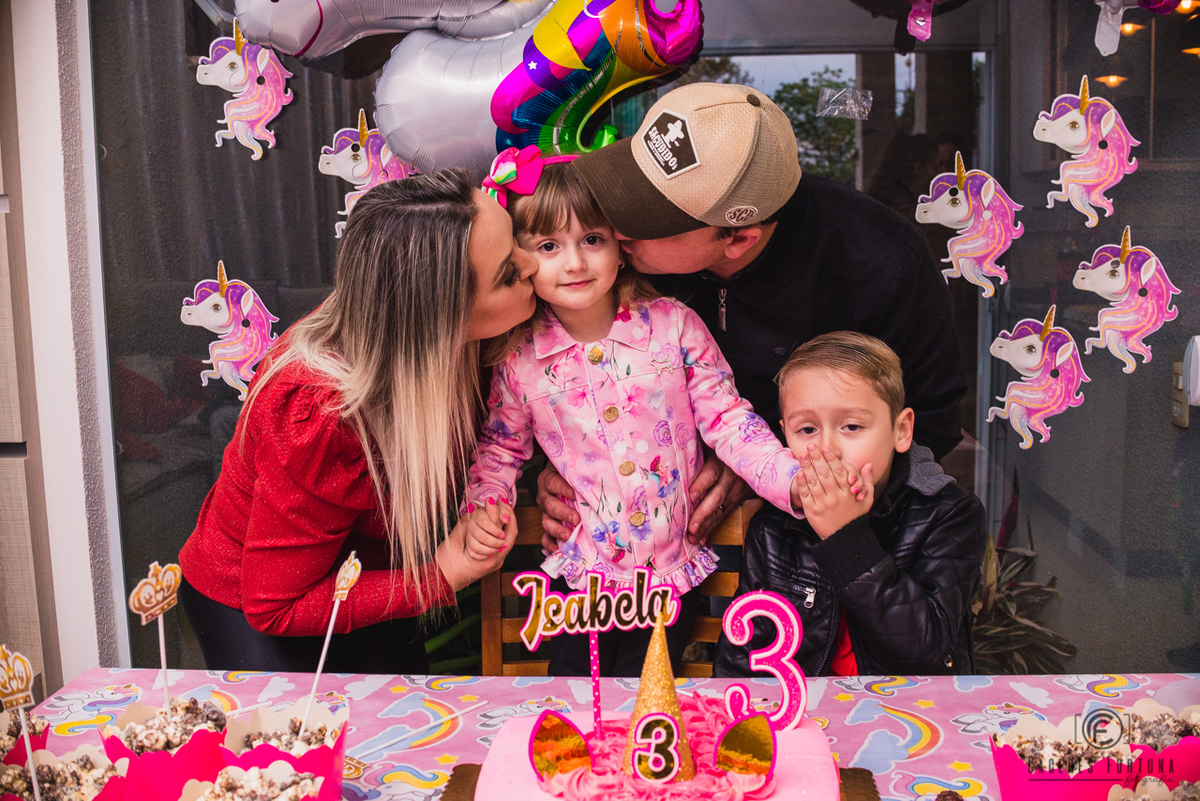 Fotografia, momentos dos beijinhos, Kauã não podia sair na foto sem dar um beijo na sua irmã também! 