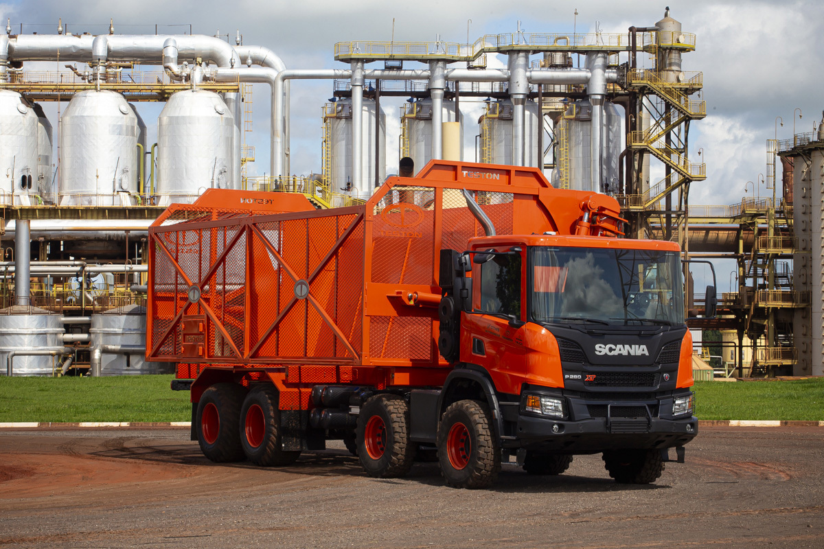 O fotógrafo institucional Roberto Custodio fotografa caminhão em frente a uma usina de álcool, as fotos são para PB Lopes em Londrina PR.