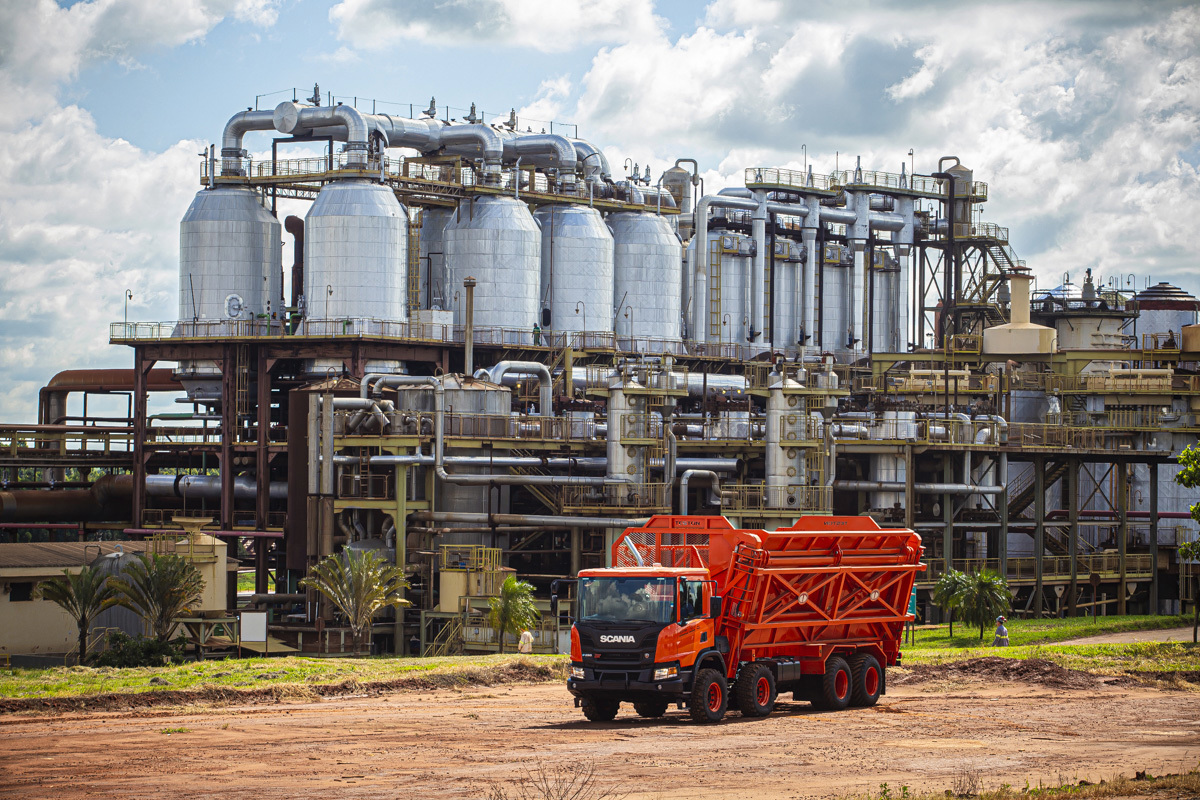 O fotografo institucional Roberto Custodio de Londrina PR , ilustra capa de revista com imagem de caminhão.
