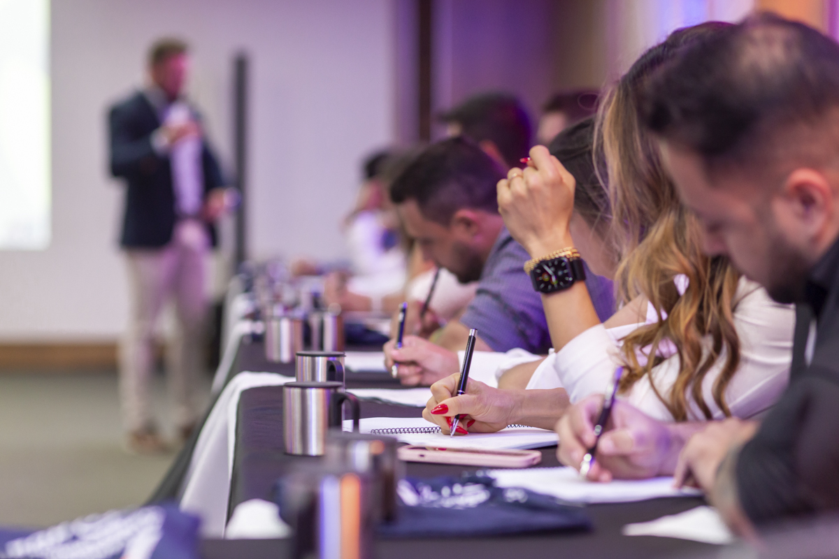 Eleve o nível do seu posicionamento com headshots corporativos feitos por Roberto Custódio.