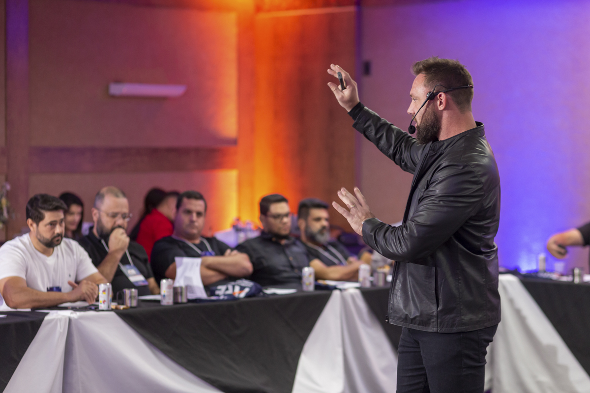 Roberto Custódio: especialista em capturar a essência da sua marca através da fotografia de negócios.