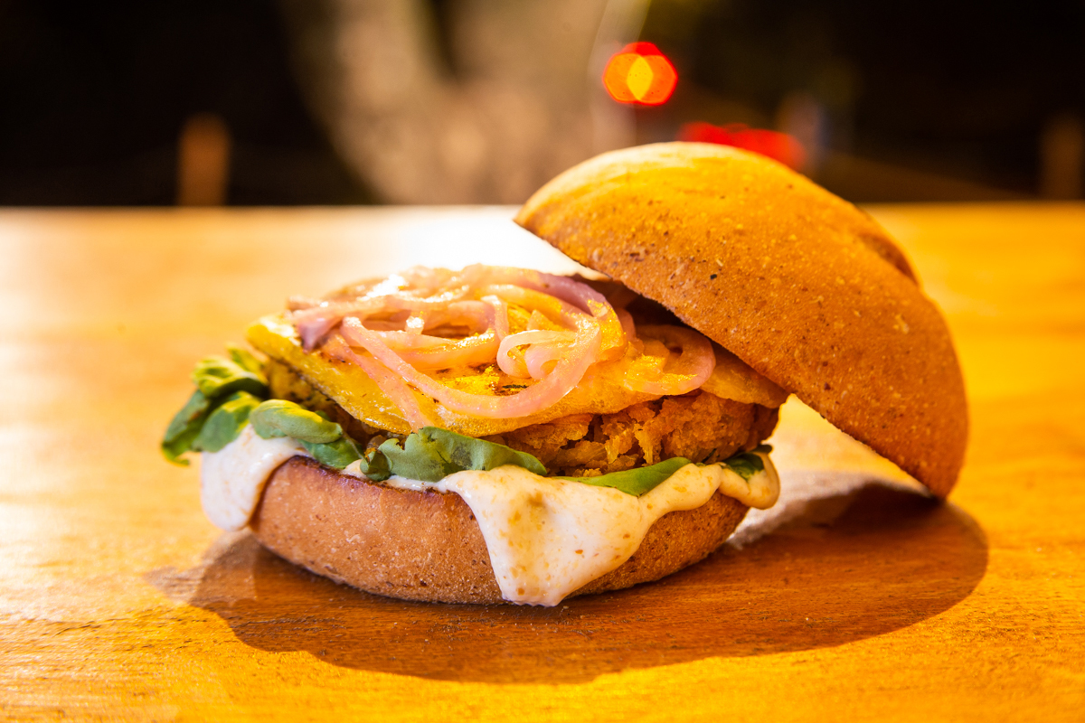 O fotógrafo de gastronomia de Londrina-PR Roberto Custódio, registra imagem de hamburguer vegano no Coven Veggie Burguer.
