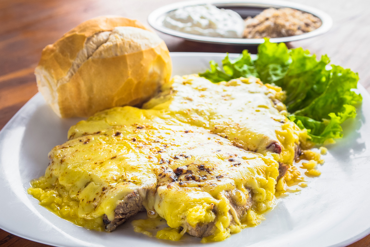 Bife a parmegiana, imagem feita para sites de aplicativos pelo fotógrafo de gastronomia Roberto Custodio de Londrina-PR.
