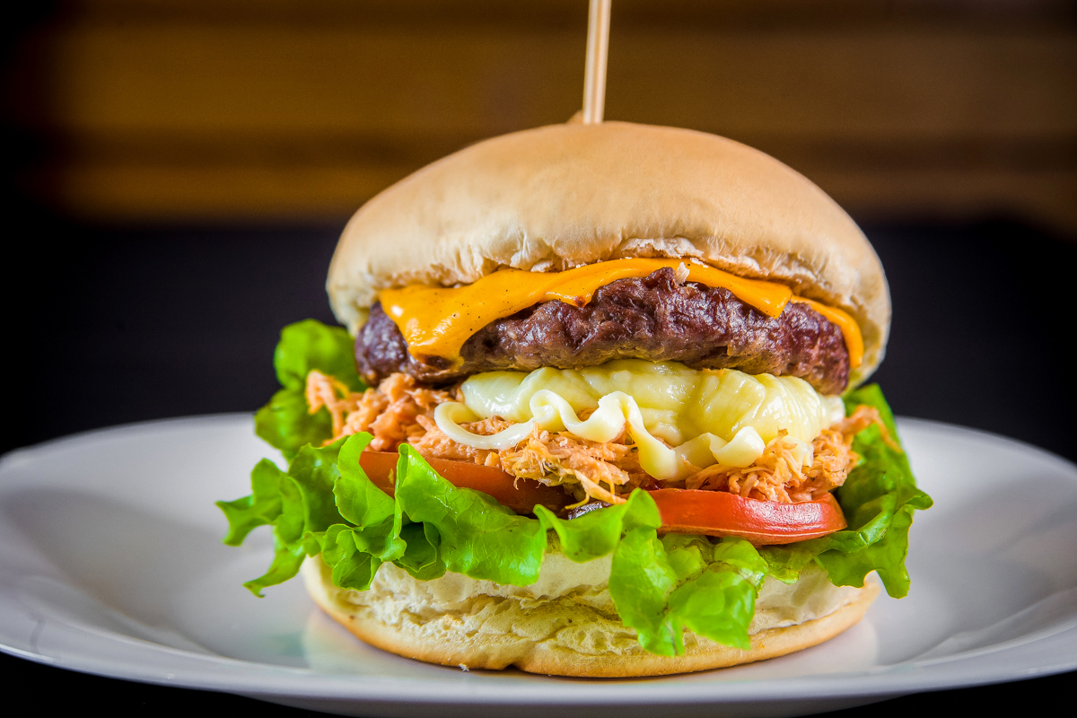 Sanduíche de hambúrguer com frango e queijo feito pelo fotógrafo de gastronomia Roberto Custodio em Londrina PR.
