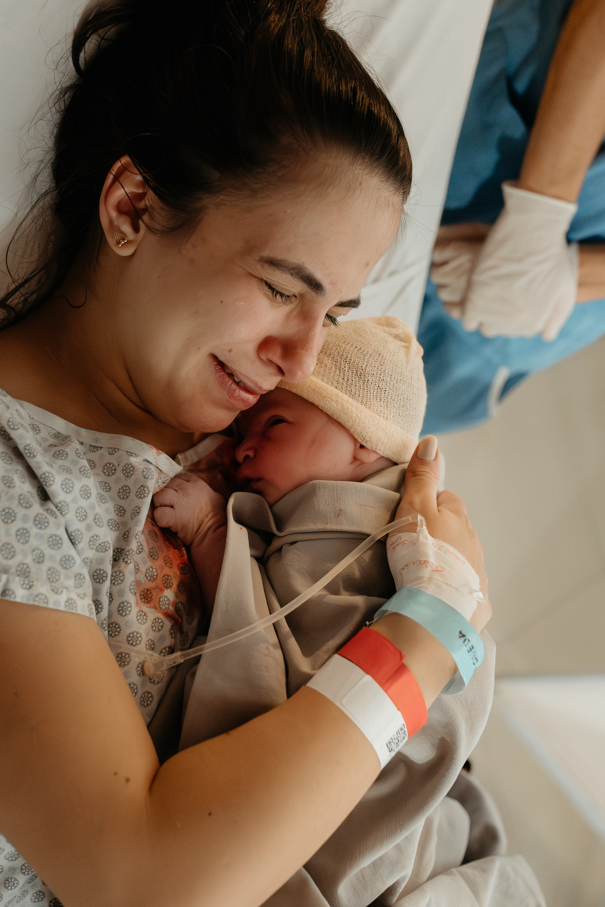 mae emocionada com seu bebê