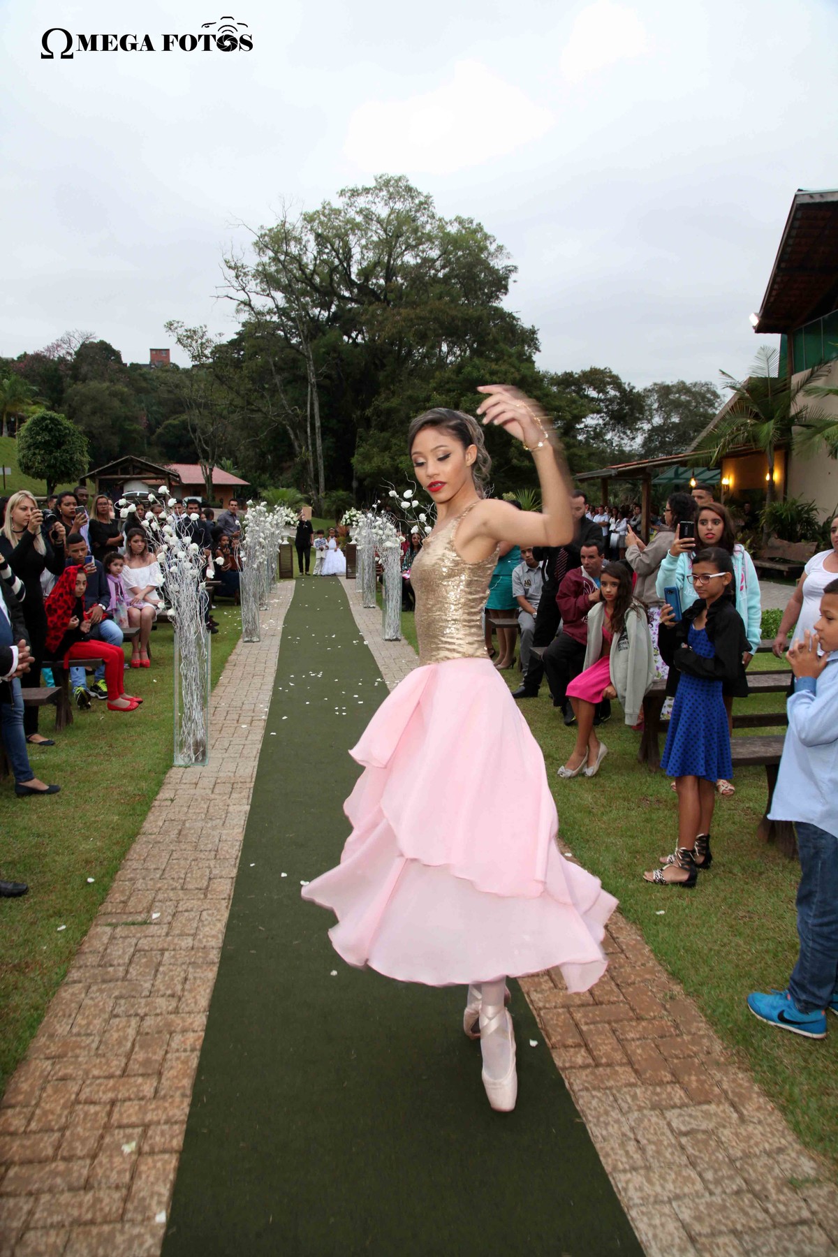 Dança no casamento, dama entrnado dançando