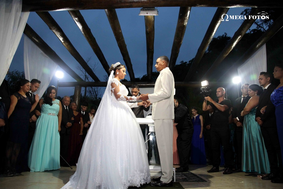 Casamento no final da tarde com um céu maravilhoso