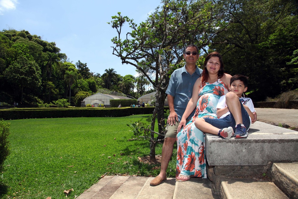 a família no Jardim Botânico em SP para ensaio gestante por Omegafotos