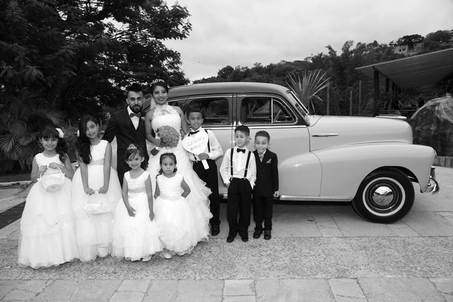 Carro da noiva com todo o cortejo