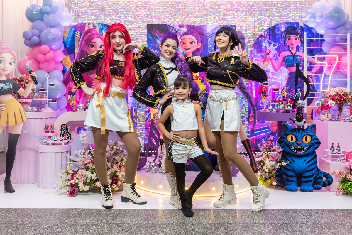Lívia comemorando seu aniversário de 7 anos com tema Guerreiras K-pop