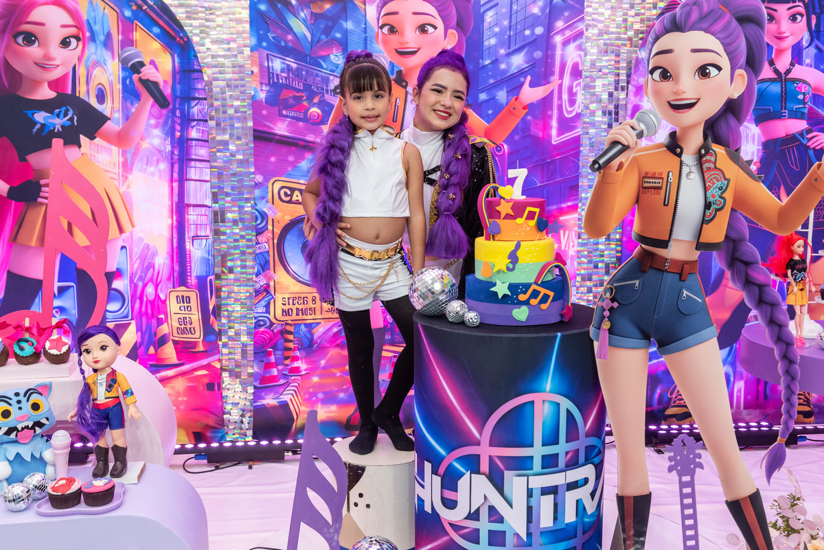 Mesa decorada da festa infantil Guerreiras K-pop