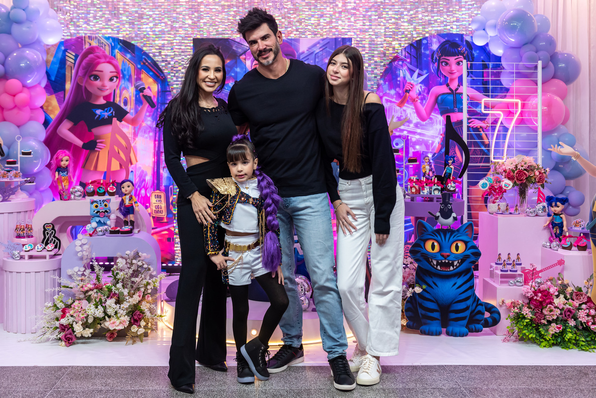 Família reunida durante o aniversário infantil