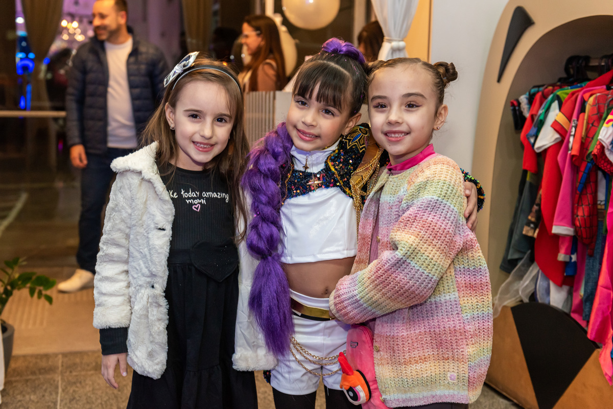 Foto especial com as amigas na festa infantil